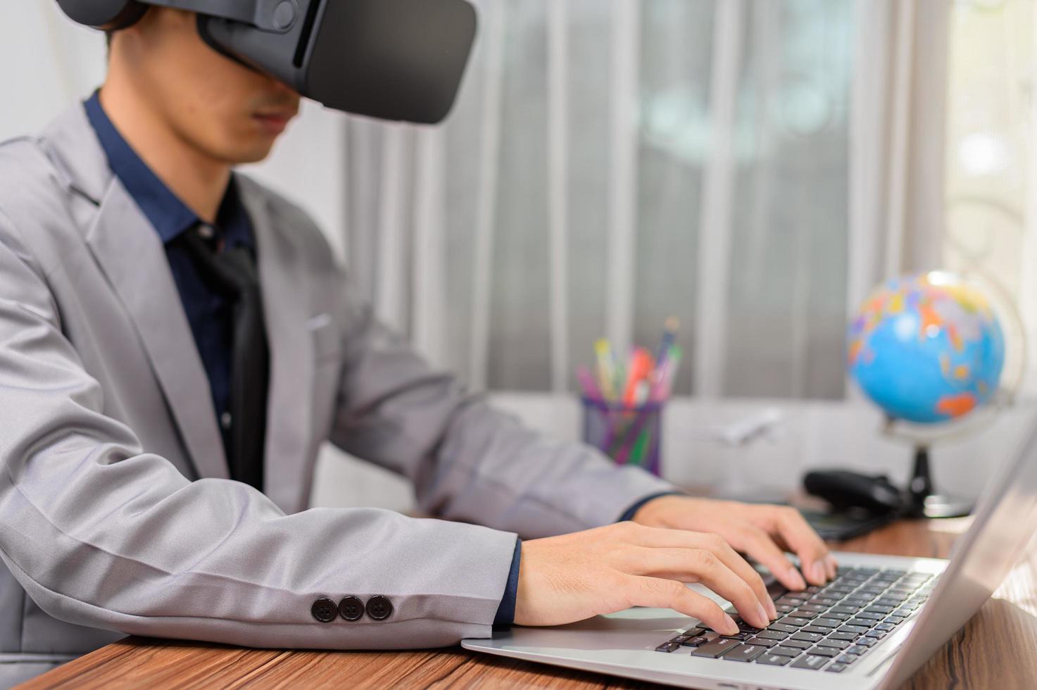 occhiali per realtà virtuale uomo d'affari vr metaverso di realtà aumentata sul mondo virtuale. foto