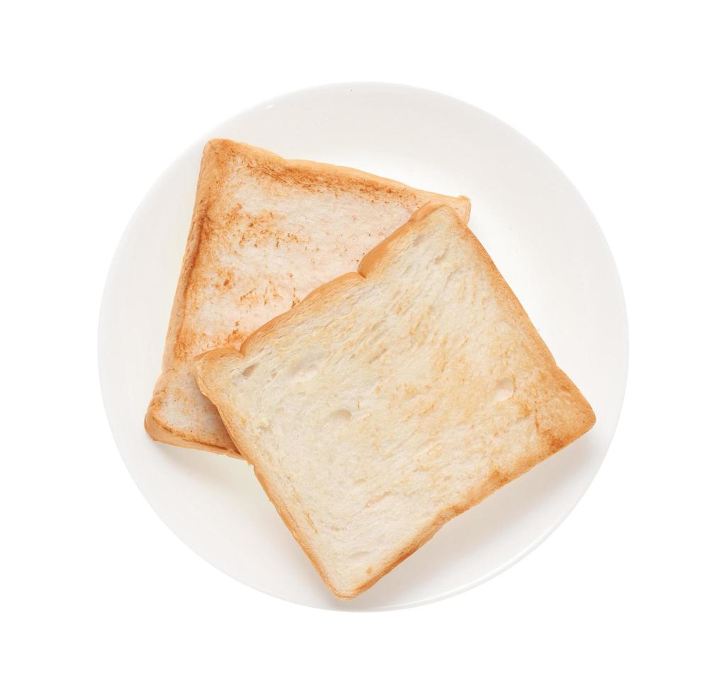 fette di pane tostato nel piatto su sfondo bianco foto