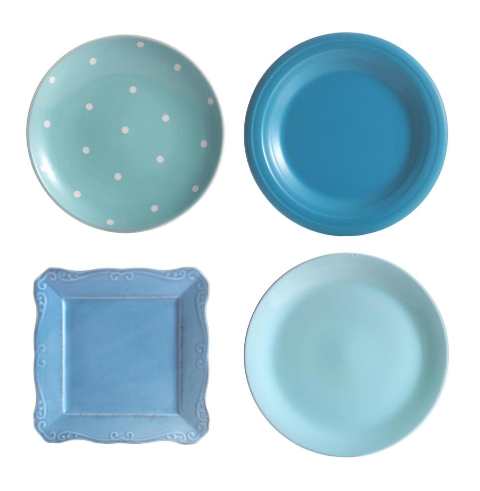 gruppo di piatti in ceramica su sfondo bianco foto
