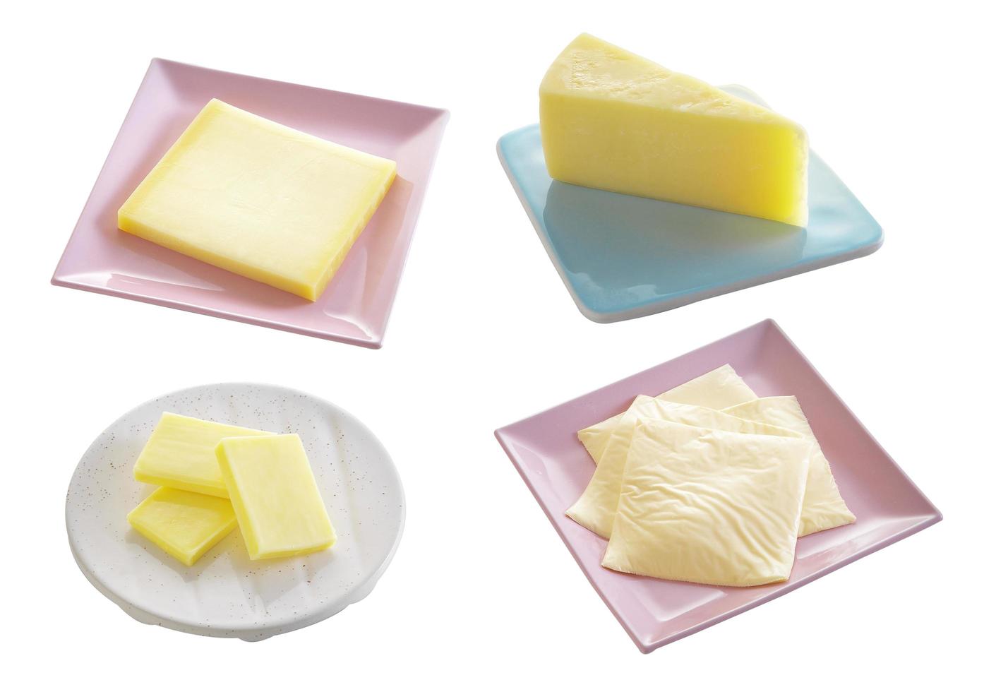 gruppo di formaggio in piatto di ceramica su sfondo bianco foto
