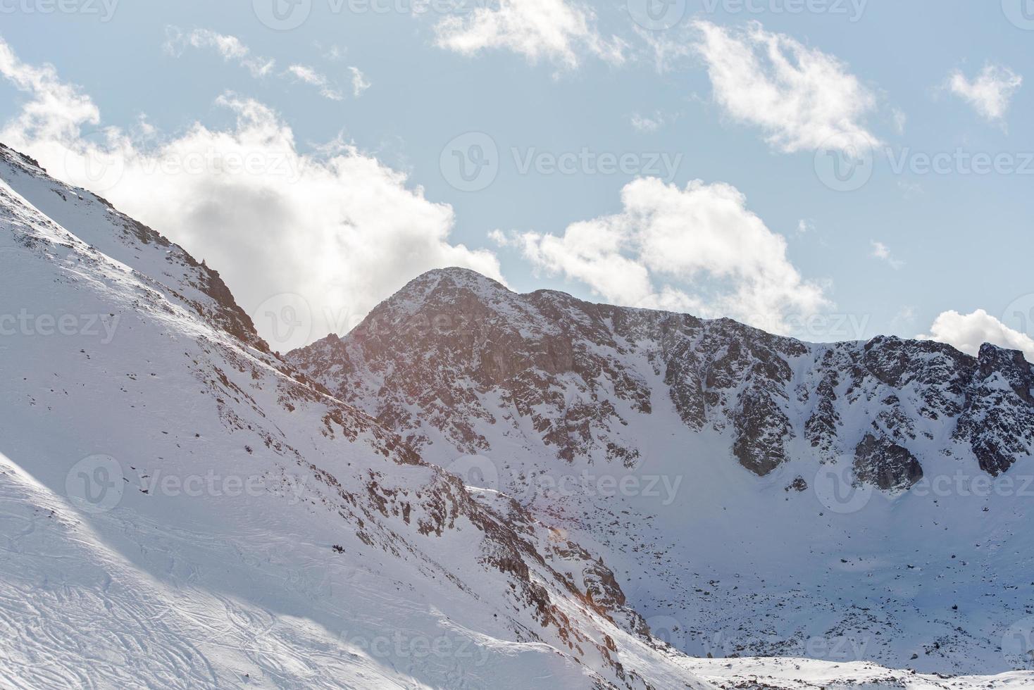 montagne dei pirenei in andorra in inverno con molta neve foto