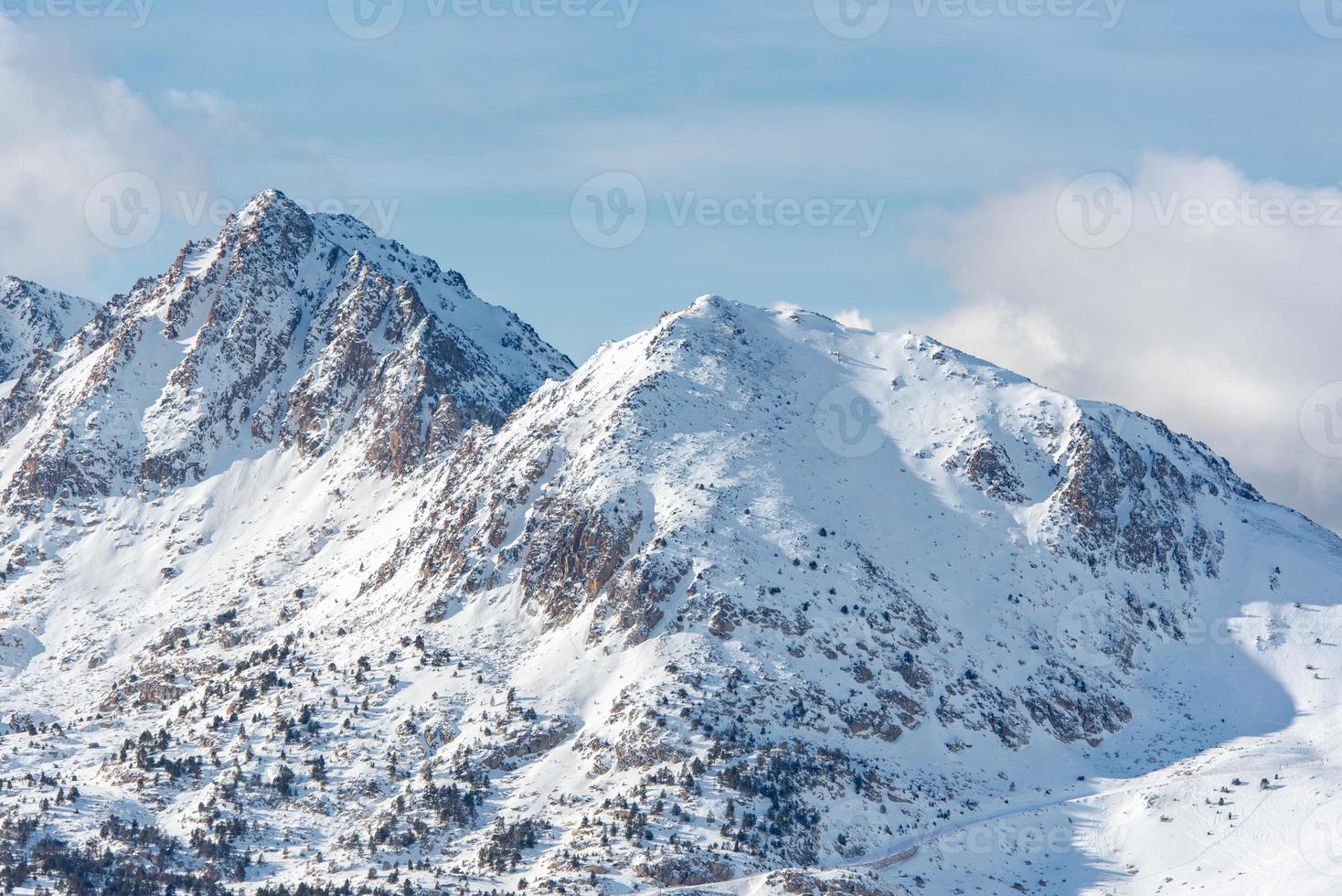 montagne dei pirenei in andorra in inverno con molta neve foto