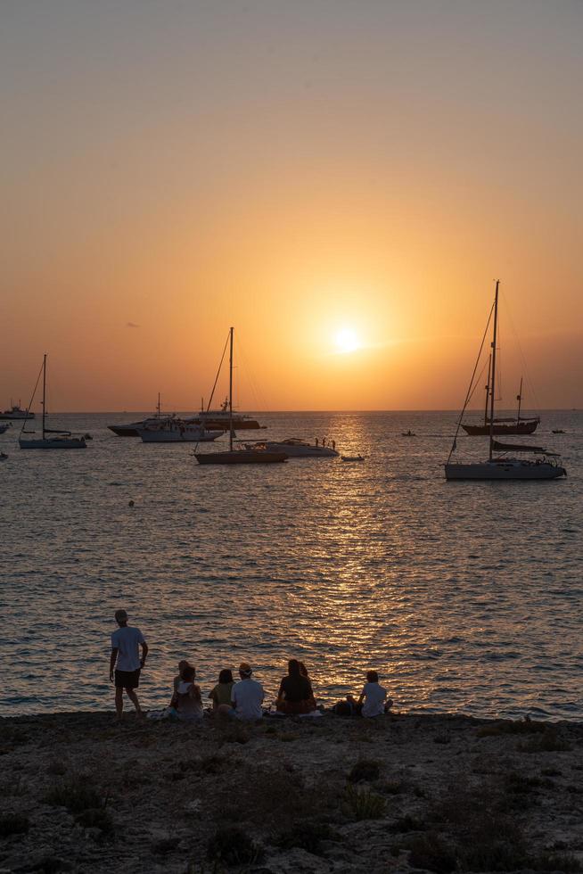 formentera, spagna 2021 - tramonto sulla spiaggia di ses illietes foto