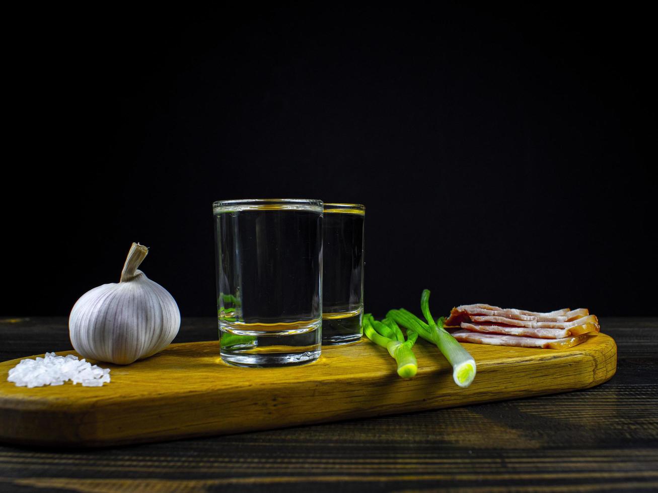 bicchieri di vodka fredda con cipolle, aglio, cetrioli sottaceto foto