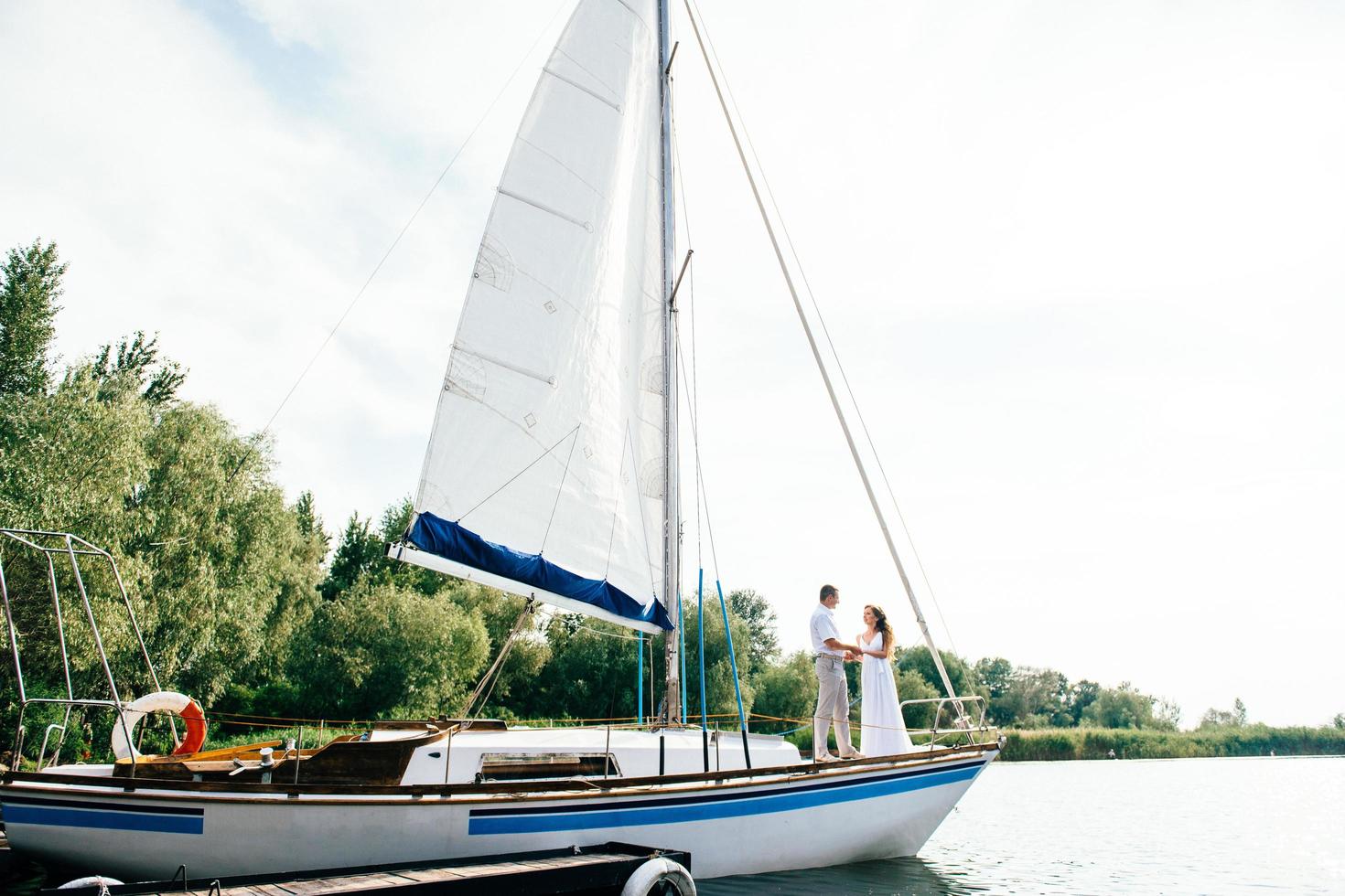 giovane coppia ragazzo e ragazza su uno yacht a vela foto