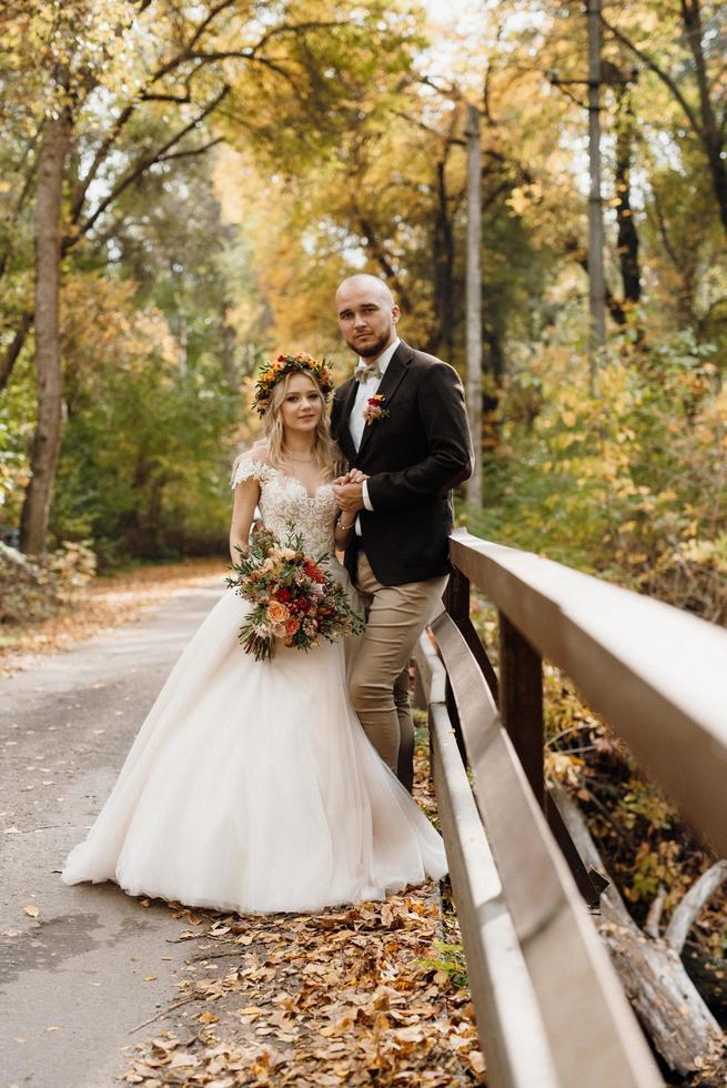 passeggiata degli sposi nel bosco autunnale foto