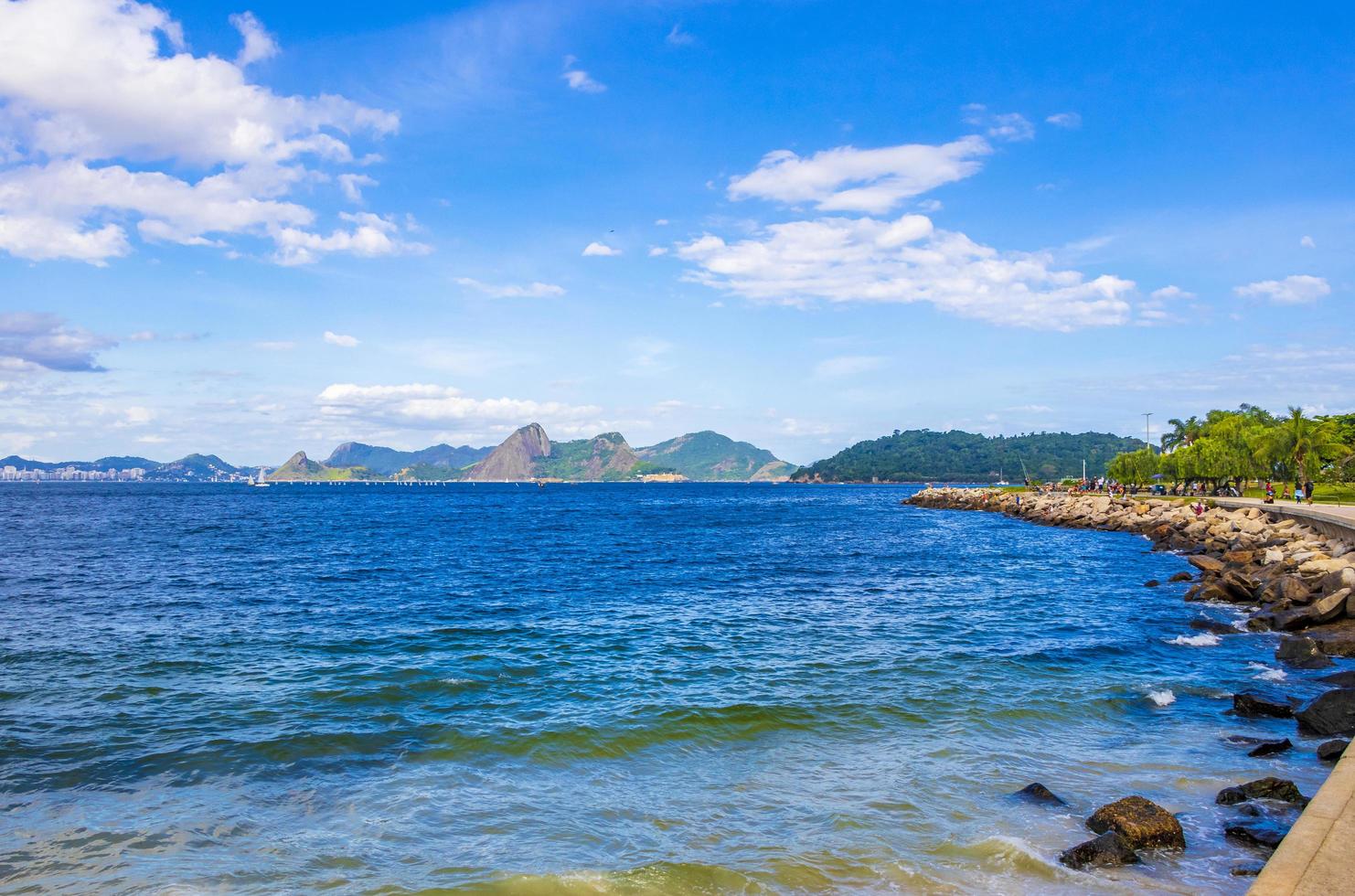 vista panoramica della spiaggia di flamengo e paesaggio urbano rio de janeiro brasile. foto