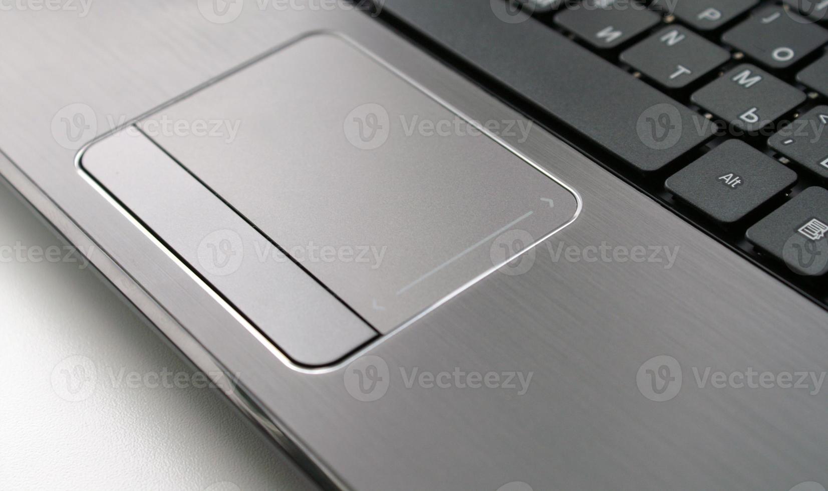 pulito nuovo laptop con tastiera russa foto