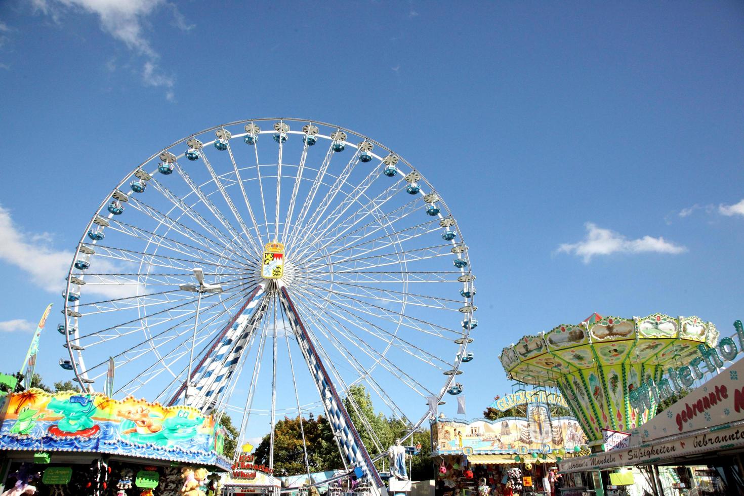 una bellissima ruota panoramica in vacanza circondata da giostre foto