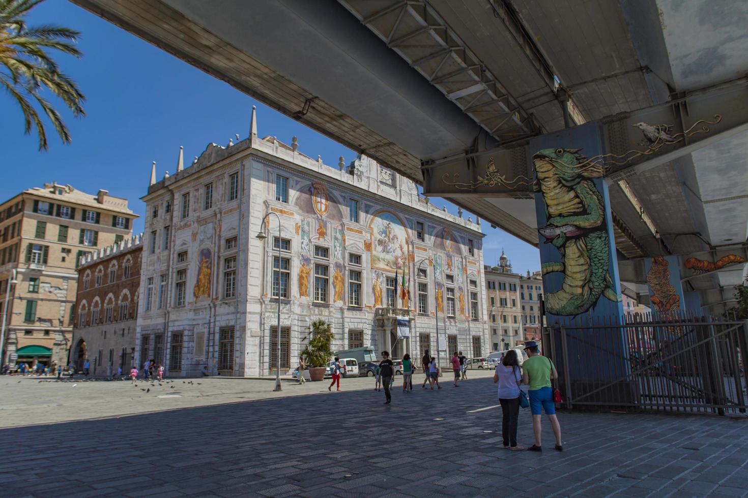 genova, italia 2015 - persone a palazzo san giorgio, costruito nel 1260 foto