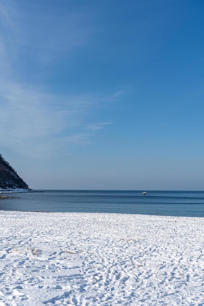 vista sul mare con vista sulle rocce e sulla costa foto