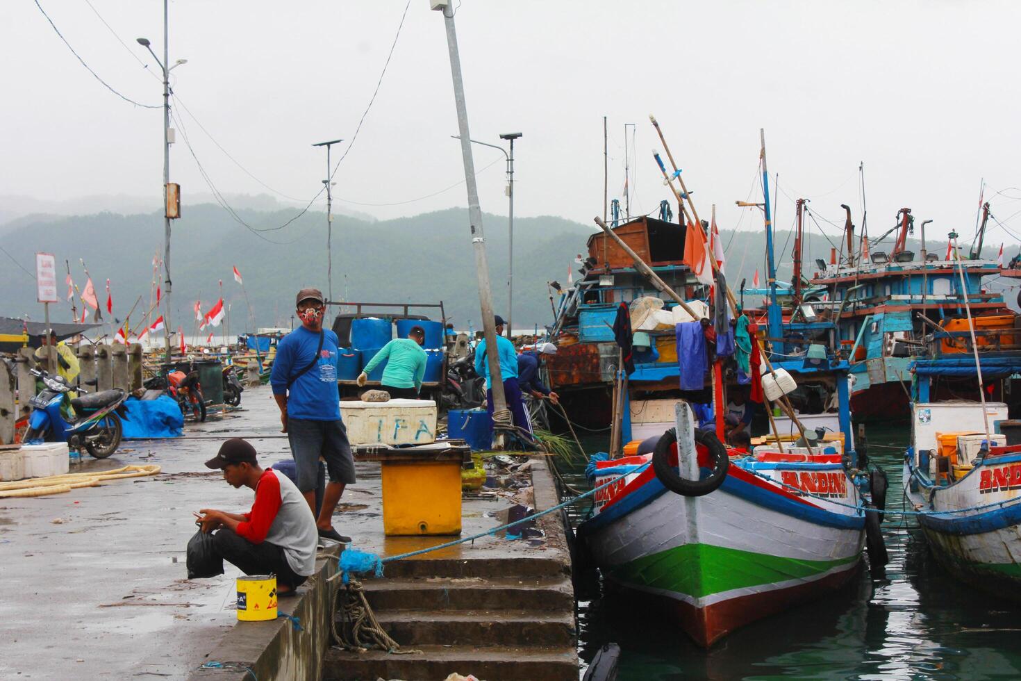 indonesia 2021. i pescatori scaricano il pescato foto