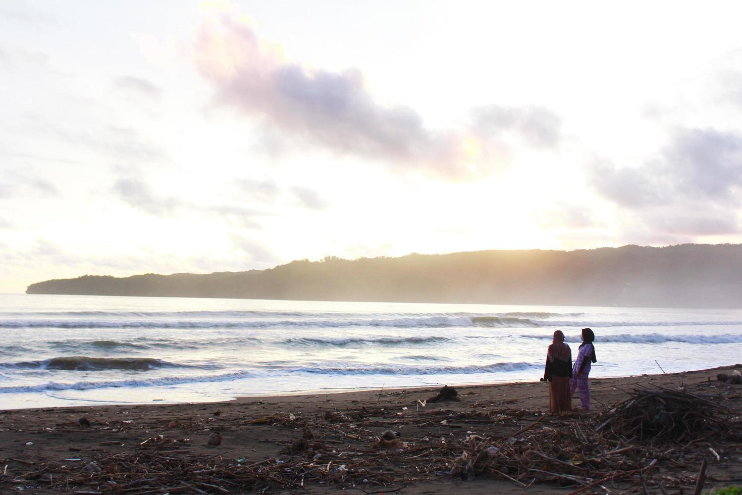 indonesia 2021. una coppia che gioca sulla spiaggia all'ora del tramonto foto