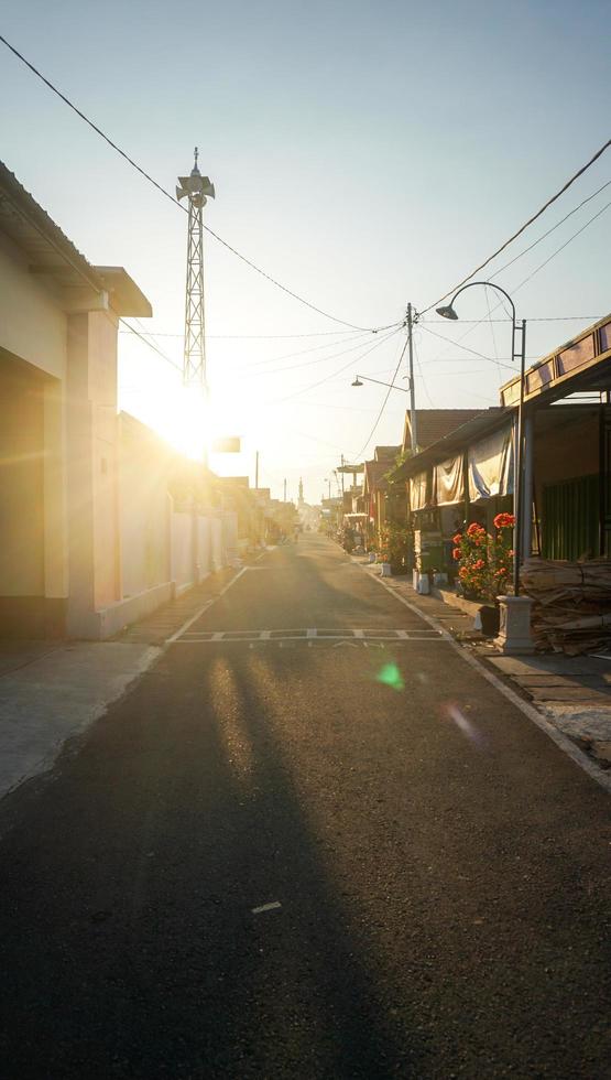 ponorogo, indonesia 2021 - strada nella zona residenziale alba. foto