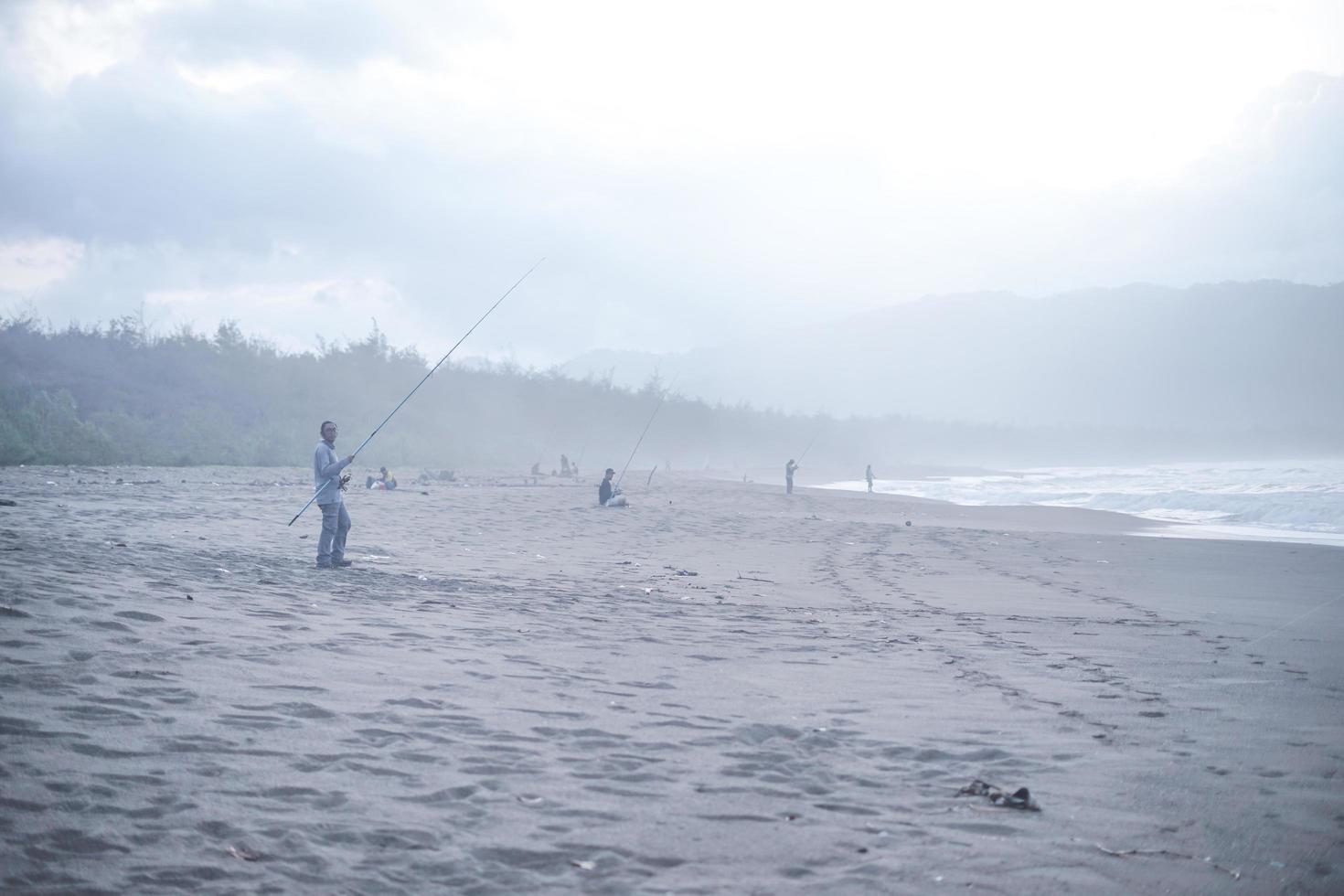 pacitan, indonesia 2021 - uomo che pesca sulla costa foto