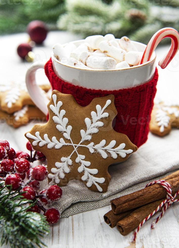 cacao natalizio, biscotti di panpepato e decorazioni. foto