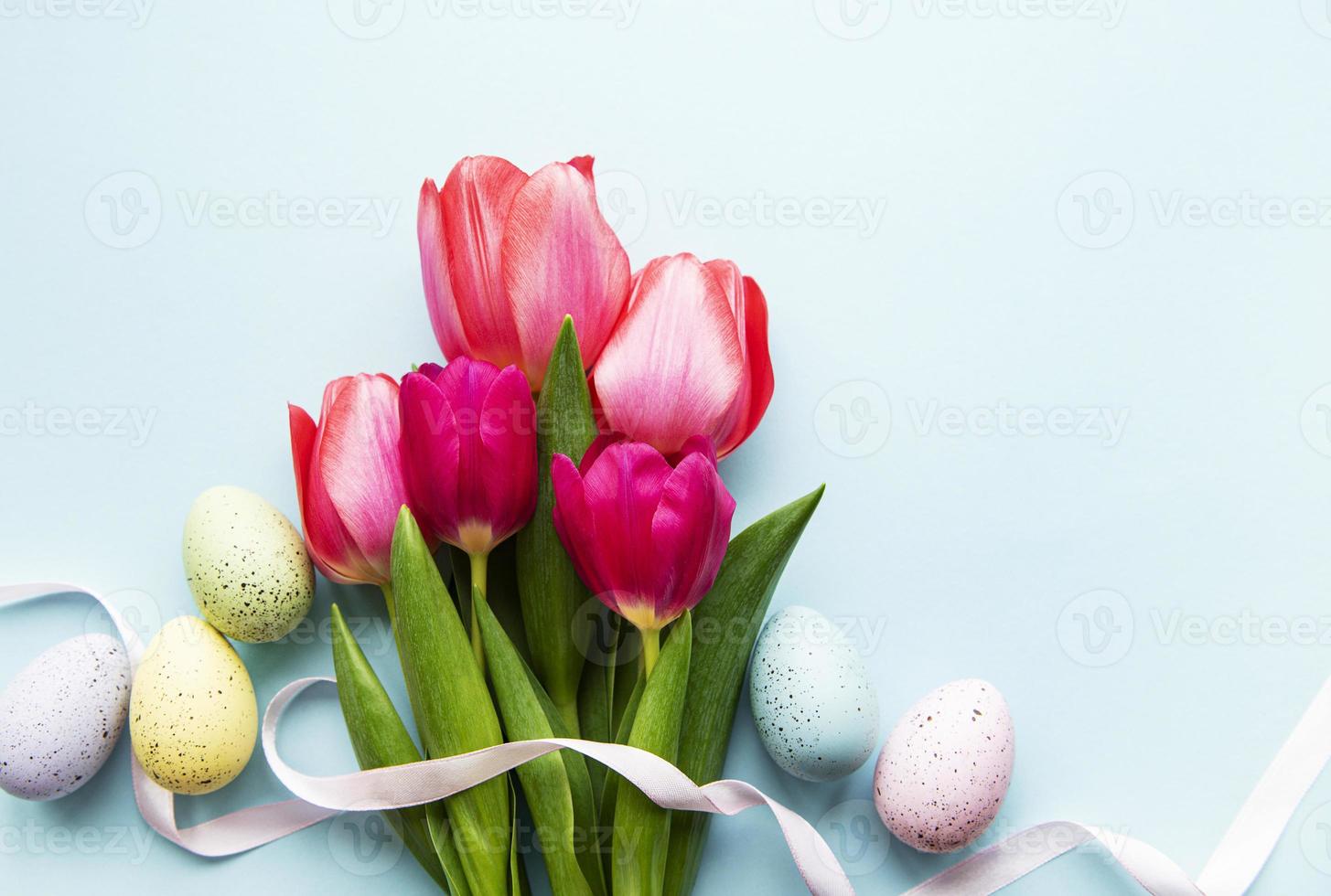 tulipani primaverili e uova di pasqua foto