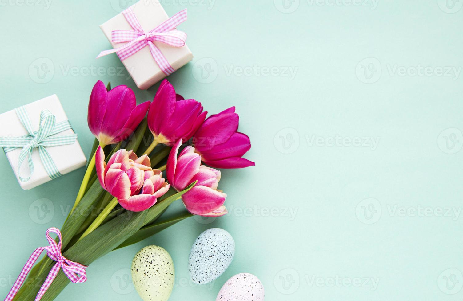 uova di Pasqua decorative e tulipani foto