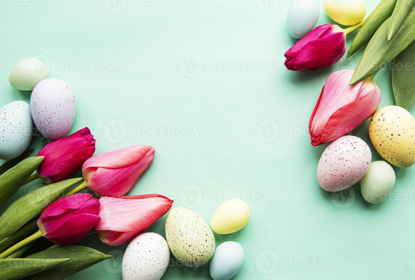 tulipani primaverili e uova di pasqua foto