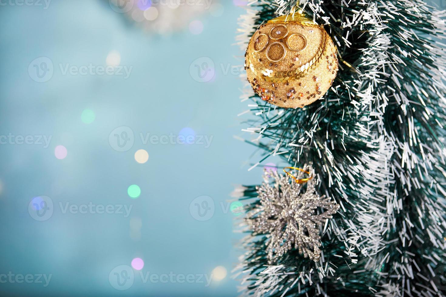 buon natale e felice anno nuovo concetto, sfondo di natale con luce bokeh e sfocato. decorazione dell'albero di Natale e copia dello spazio per il tuo testo foto