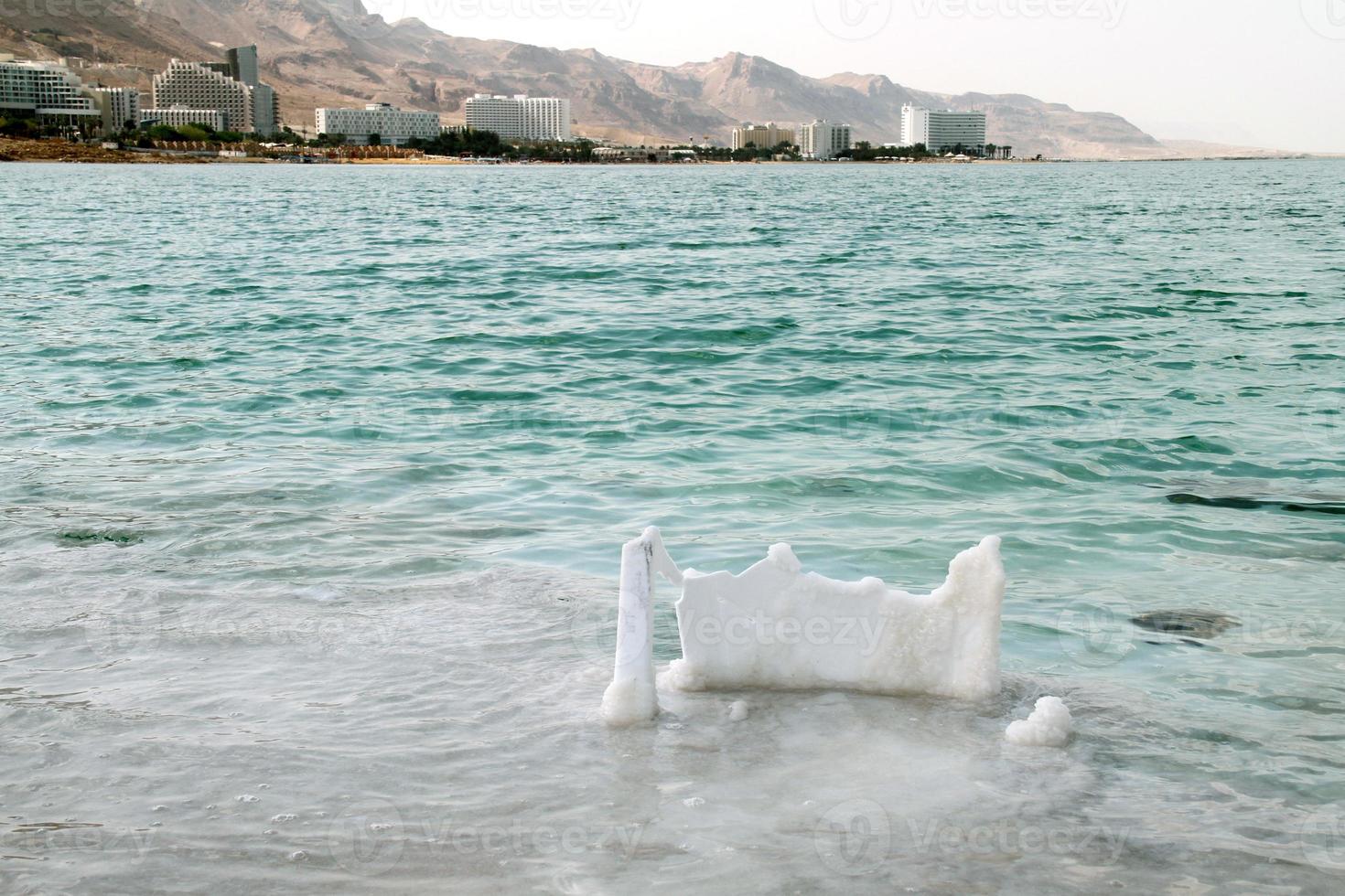 Mar Morto, è un lago salato che confina a nord con la Giordania e a ovest con Israele. la sua superficie e le rive sono 430,5 metri 1.412 piedi foto