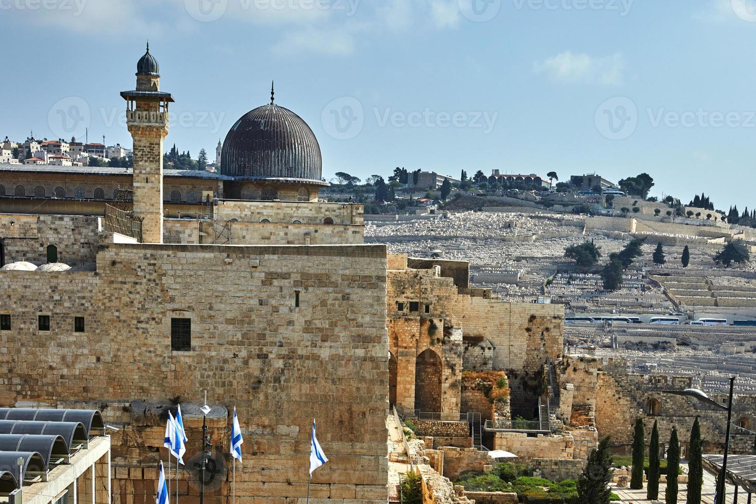 vista sulla moschea di al-aqsa dalle antiche mura della città foto