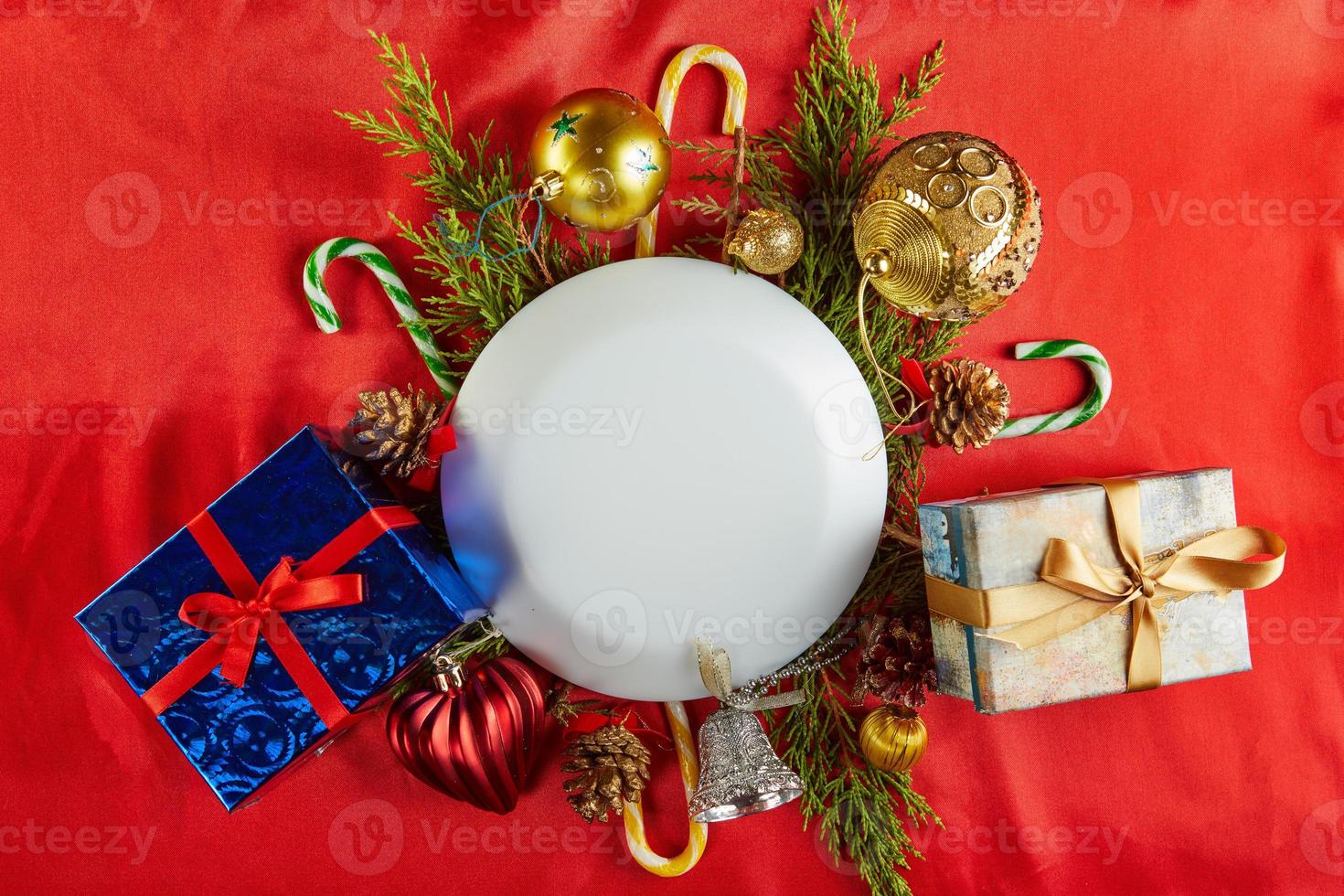 buon natale e felice anno nuovo concetto. disposizione piatta di accessori natalizi. decorazioni per l'albero di Natale e copia spazio per il tuo testo foto