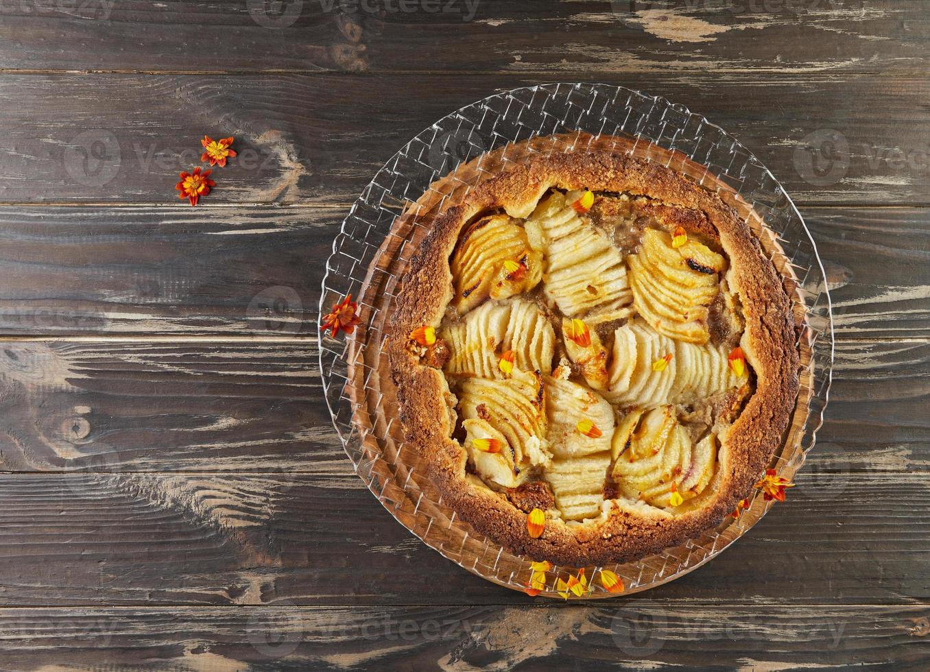 torta di pere e pesche con crema di nocciole, nocciole e fiori eduli. cucina gourmet francese foto