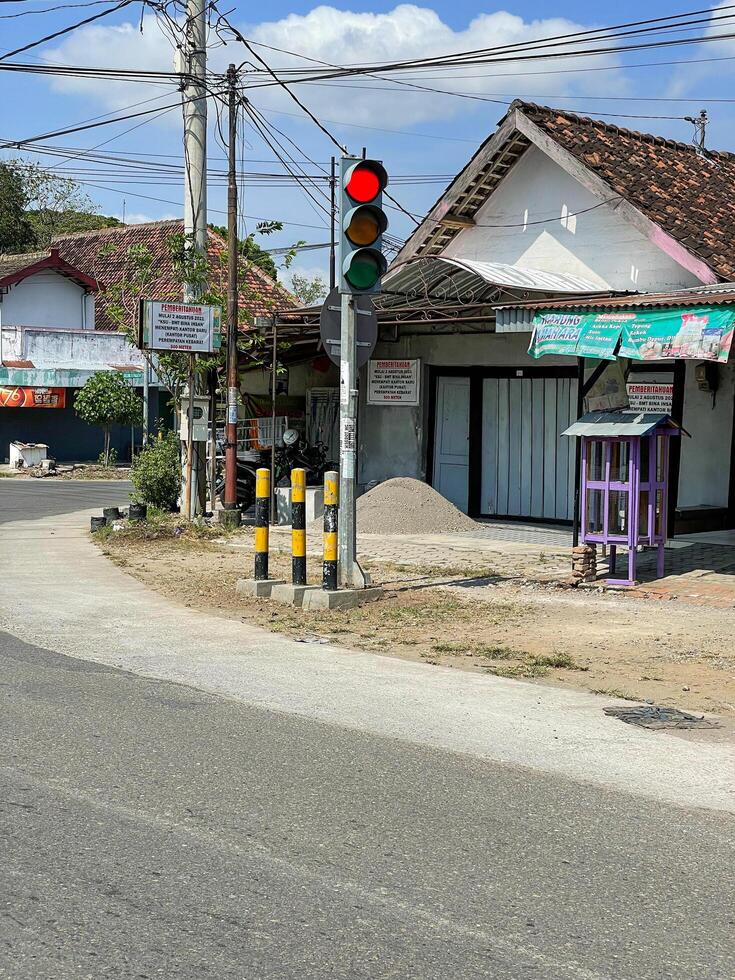 un semaforo in rosso. un semaforo è indispensabile per gestire il traffico in città. moderno semaforo all'incrocio. foto