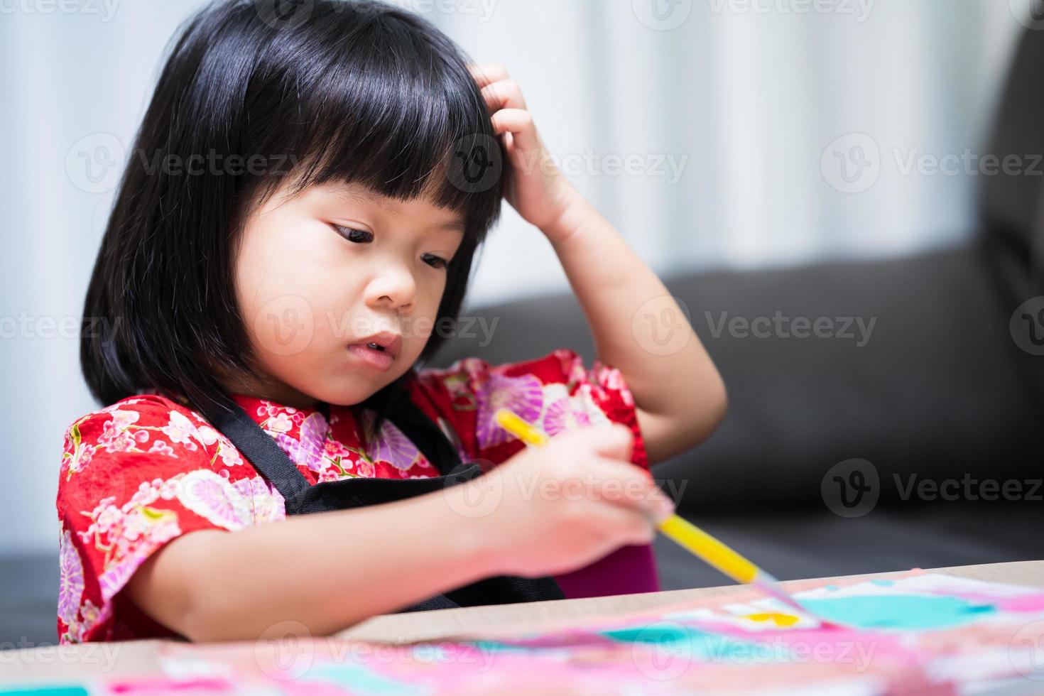 bambino che si gratta la testa a causa del prurito. i bambini studiano arte. bambino dipingere con pittori e acquerelli. nel periodo estivo. foto
