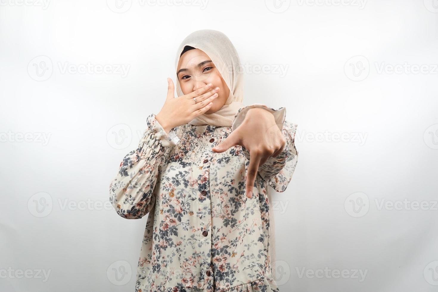 bella giovane donna musulmana con la mano che copre la bocca, mano rivolta verso il basso, mostrando espressione di disapprovazione, mostrando disgusto per qualcosa, isolato su sfondo bianco foto