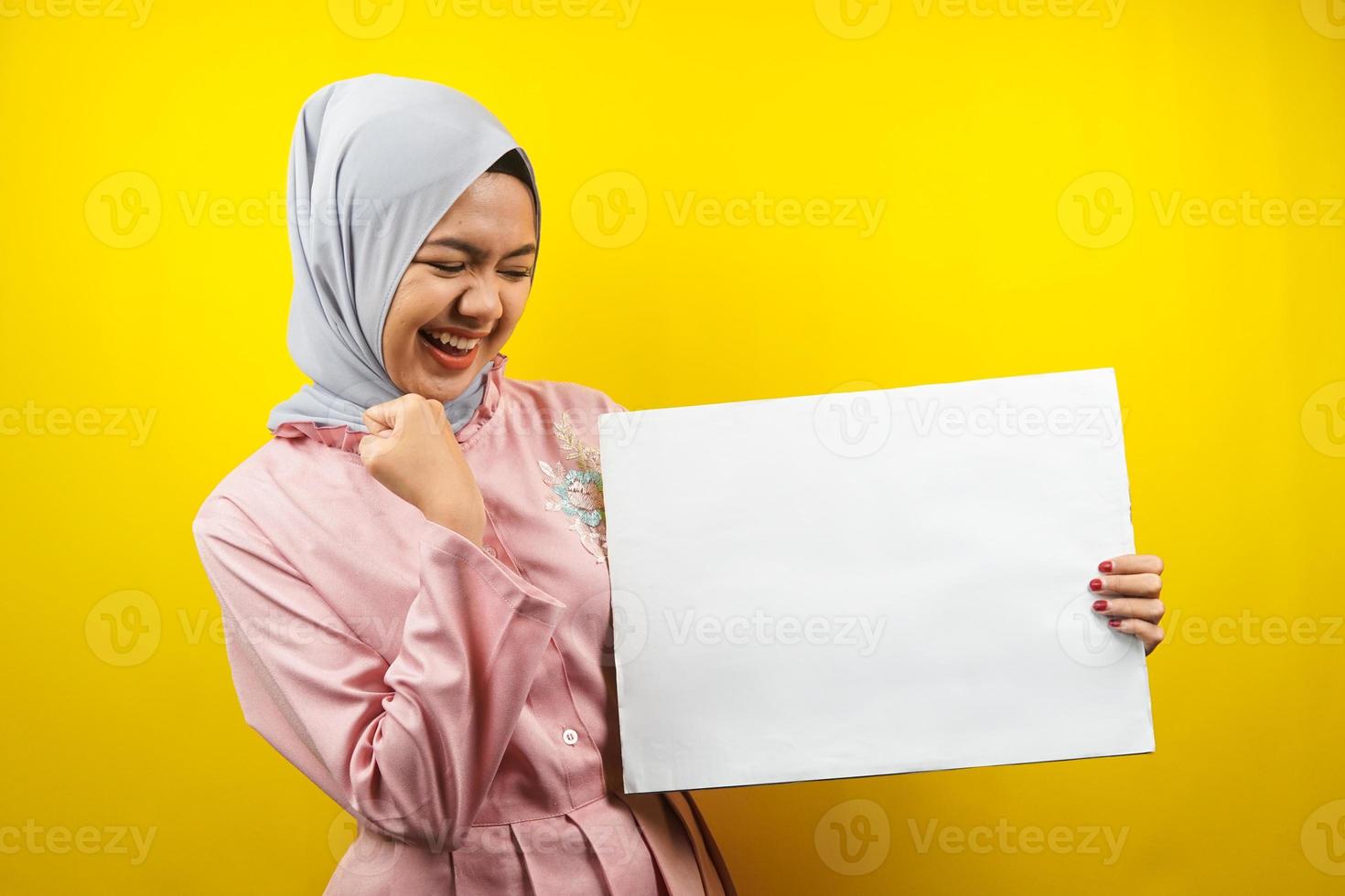 bella giovane donna musulmana allegra con striscione vuoto vuoto, cartello, lavagna bianca, cartello bianco, cartellone pubblicitario bianco, presentando qualcosa nello spazio della copia, promozione foto