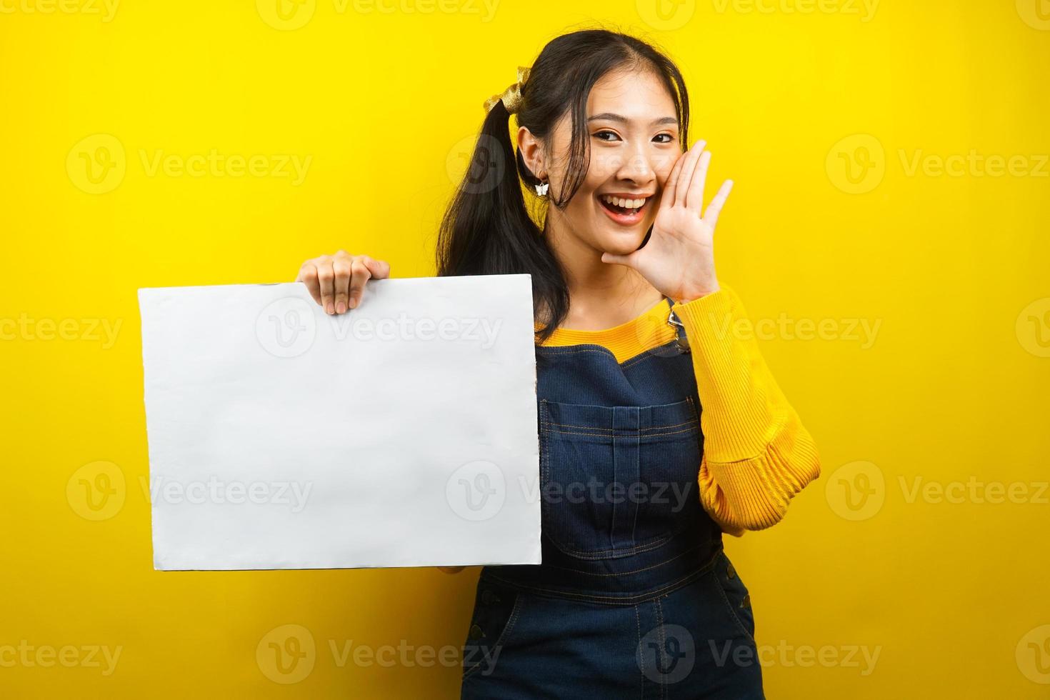 bella e carina giovane donna allegra che tiene in mano un banner vuoto vuoto, cartello, lavagna bianca, cartello bianco, cartellone pubblicitario bianco, presentando qualcosa nello spazio della copia, promozione foto