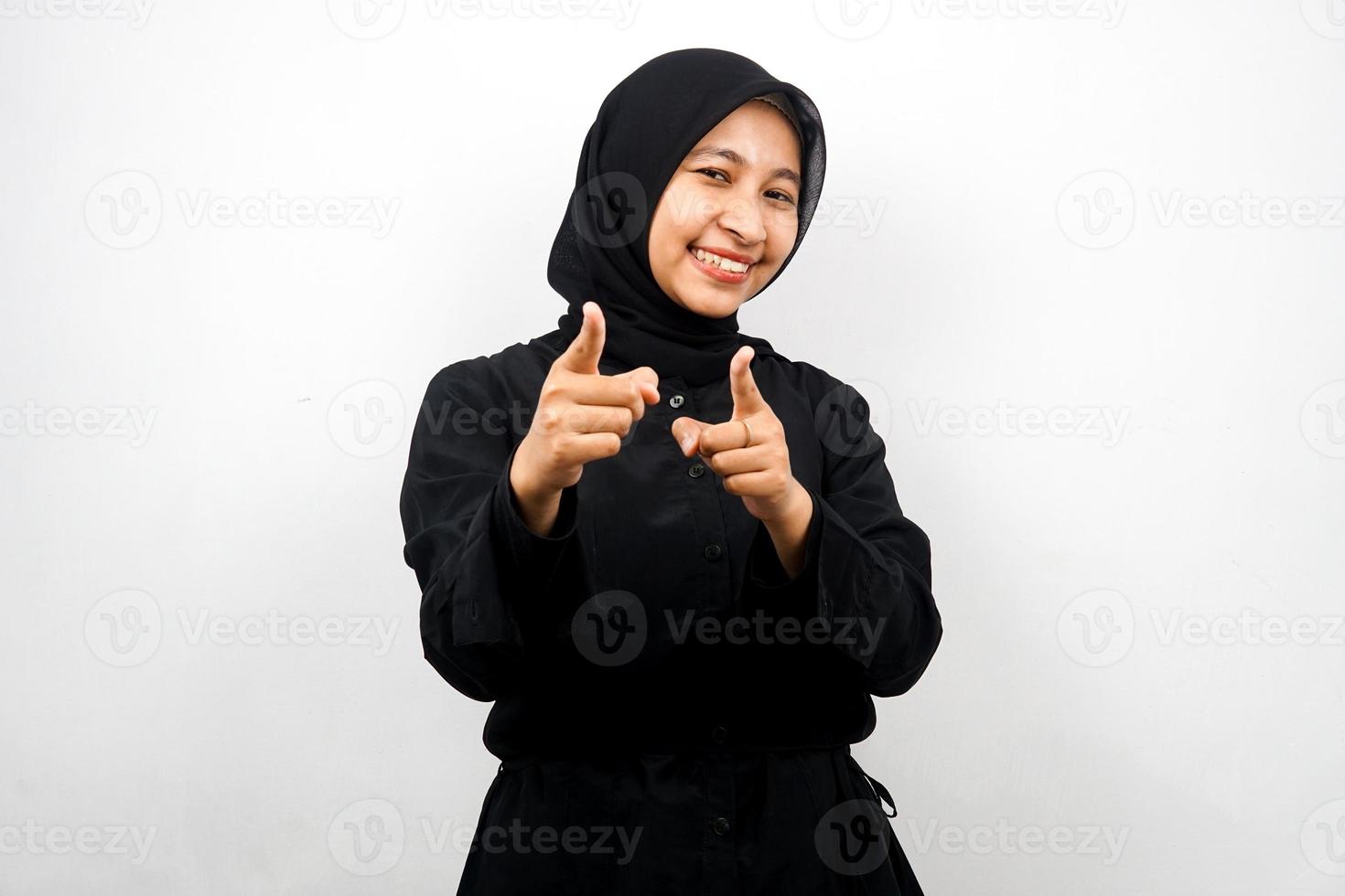 bella giovane donna musulmana asiatica sorridente sicura di sé, entusiasta e allegra con le mani che puntano alla telecamera, le mani che puntano al pubblico, di fronte alla telecamera isolata su sfondo bianco foto