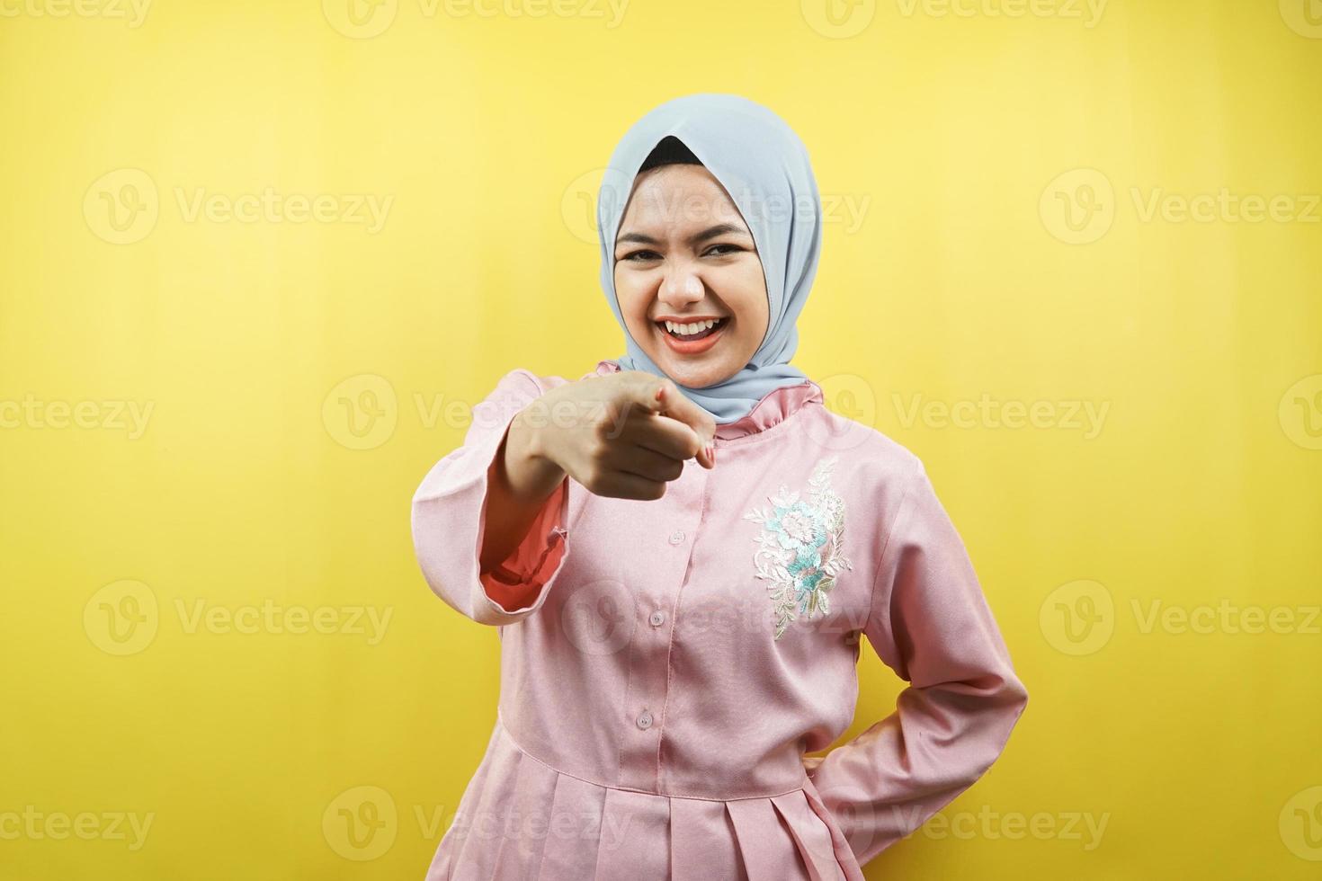 bella giovane donna musulmana con le mani che puntano alla telecamera isolata foto