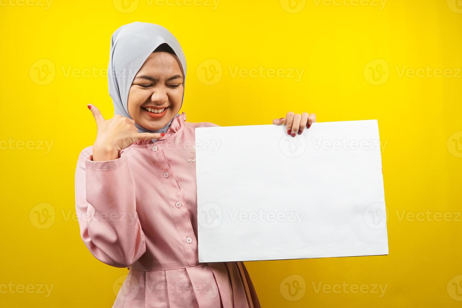 bella giovane donna musulmana allegra con striscione vuoto vuoto, cartello, lavagna bianca, cartello bianco, cartellone pubblicitario bianco, presentando qualcosa nello spazio della copia, promozione foto