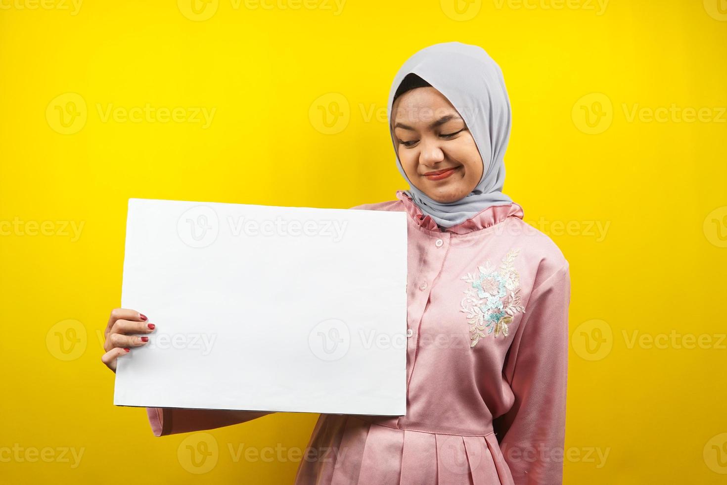 bella giovane donna musulmana allegra con striscione vuoto vuoto, cartello, lavagna bianca, cartello bianco, cartellone pubblicitario bianco, presentando qualcosa nello spazio della copia, promozione foto