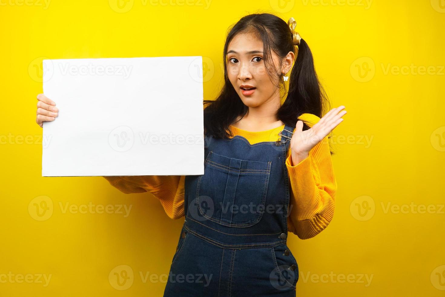 bella e carina giovane donna allegra che tiene in mano un banner vuoto vuoto, cartello, lavagna bianca, cartello bianco, cartellone pubblicitario bianco, presentando qualcosa nello spazio della copia, promozione foto