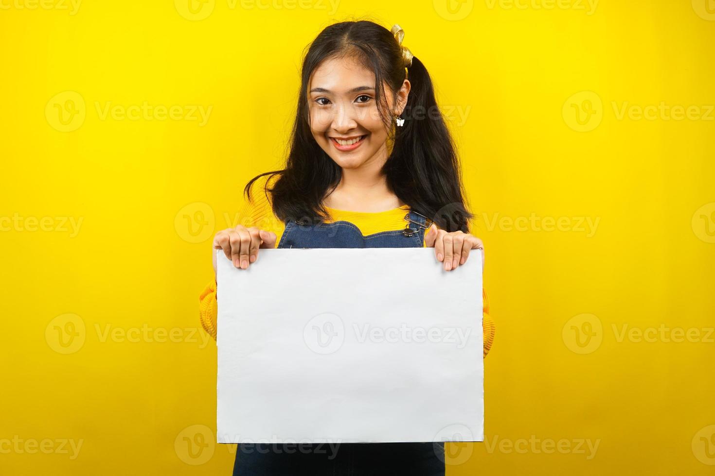 bella e carina giovane donna allegra che tiene in mano un banner vuoto vuoto, cartello, lavagna bianca, cartello bianco, cartellone pubblicitario bianco, presentando qualcosa nello spazio della copia, promozione foto