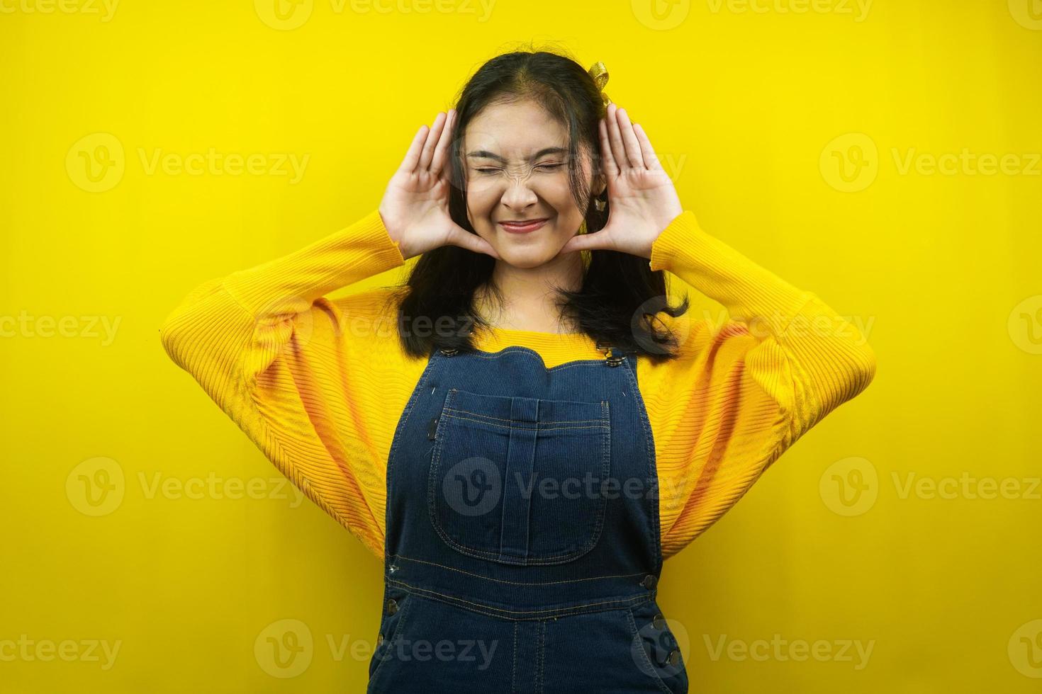 bella e carina giovane donna stress, depressione, vertigini, sentirsi sconvolta, arrabbiata, insoddisfatta, isolata foto