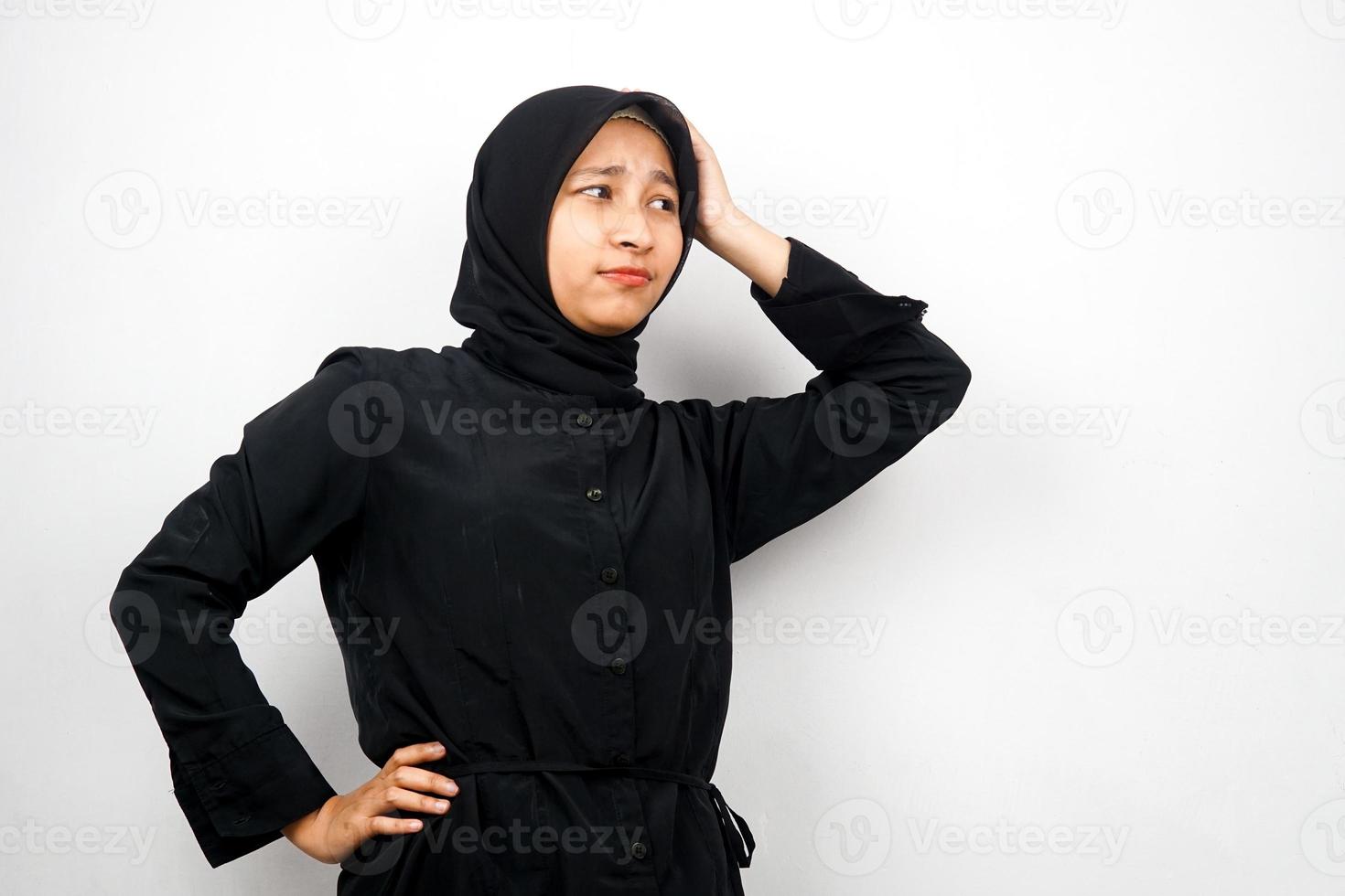 bella giovane donna musulmana asiatica stressata, stordita, ha un problema, si sente depressa, con le mani che tengono la testa isolata su sfondo bianco foto