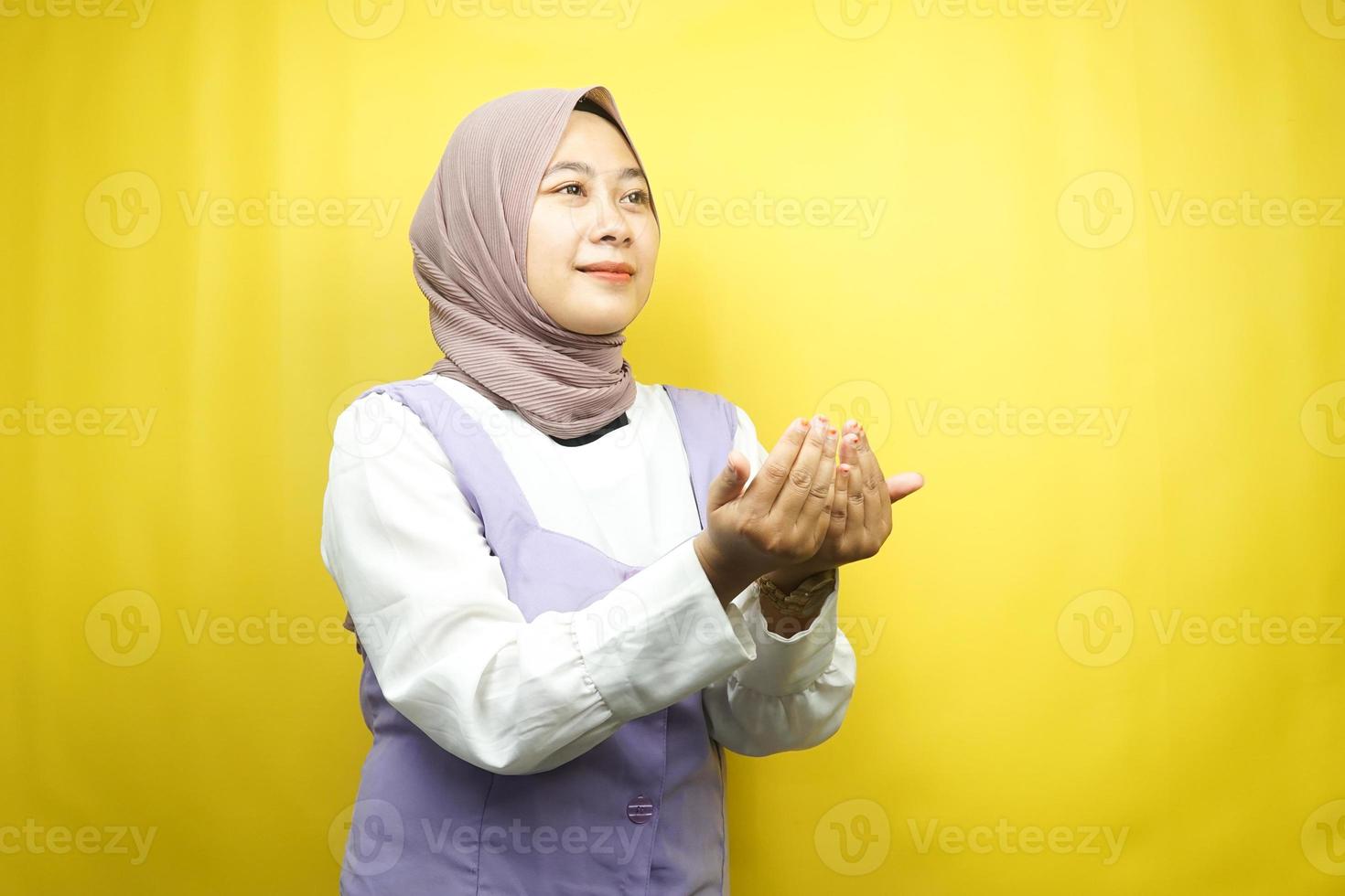 bella giovane donna musulmana asiatica che prega, si scusa, triste, si sente in colpa, chiede perdono, digiuna ramadan, islam, eid al fitr e eid adha, isolato su sfondo giallo foto