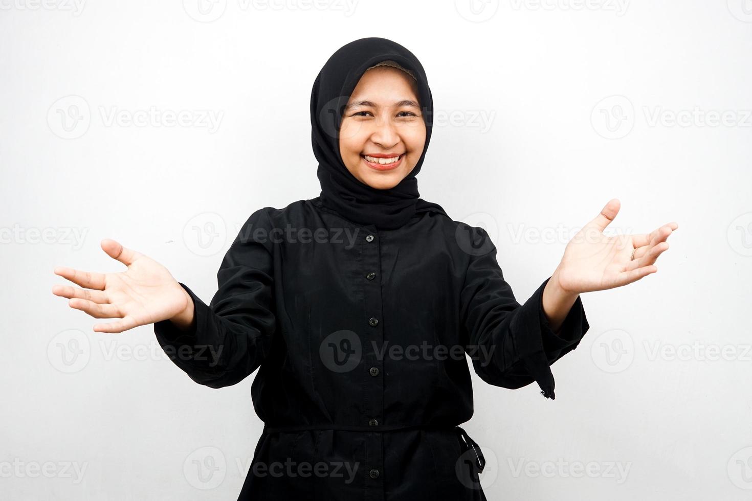 bella giovane donna musulmana asiatica sorridente allegramente, con le braccia aperte alla telecamera, segno di benvenuto mano, segno della mano che vuole abbracciare, isolato su sfondo bianco foto