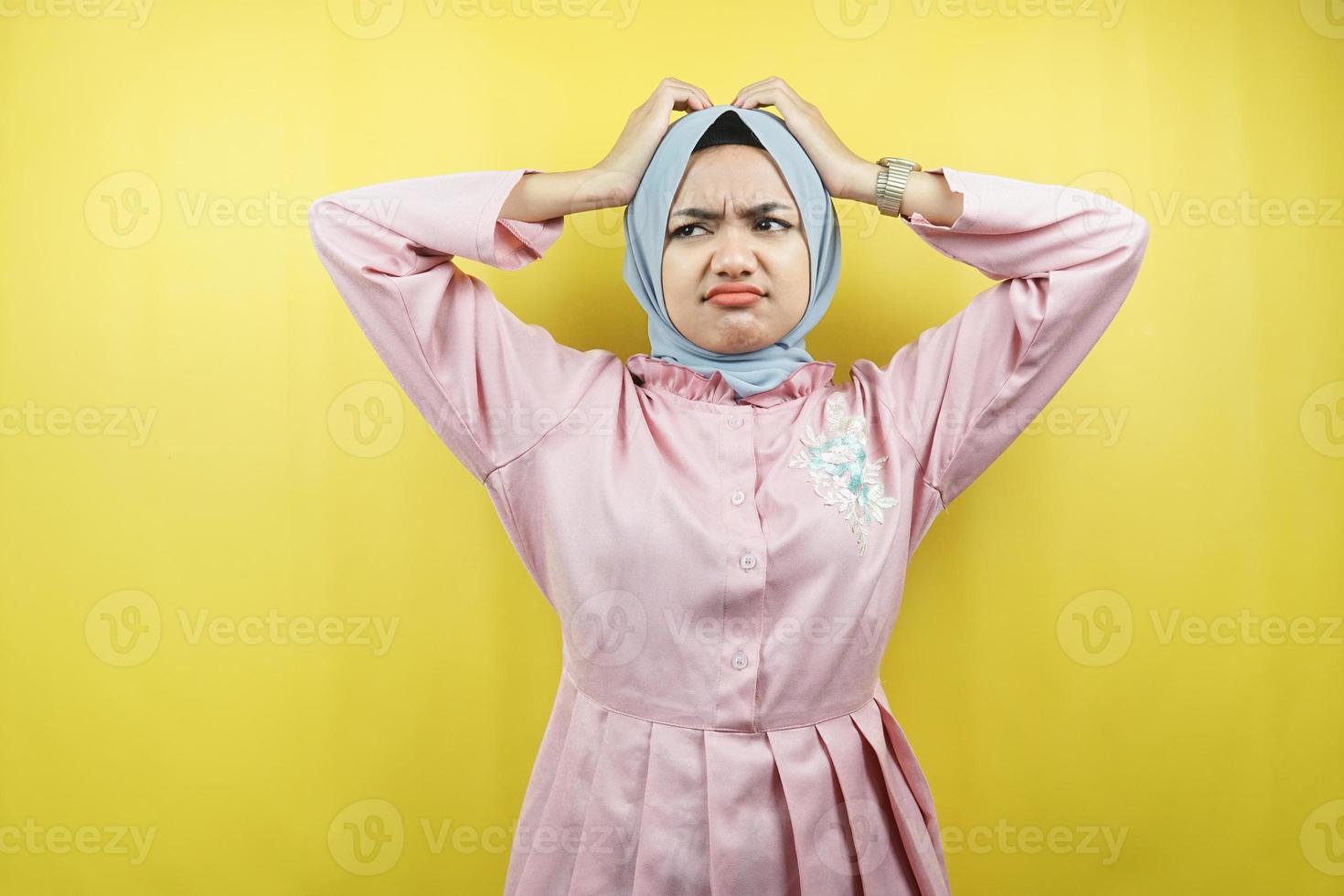 bella giovane donna musulmana triste, confusa, pensando, isolata foto