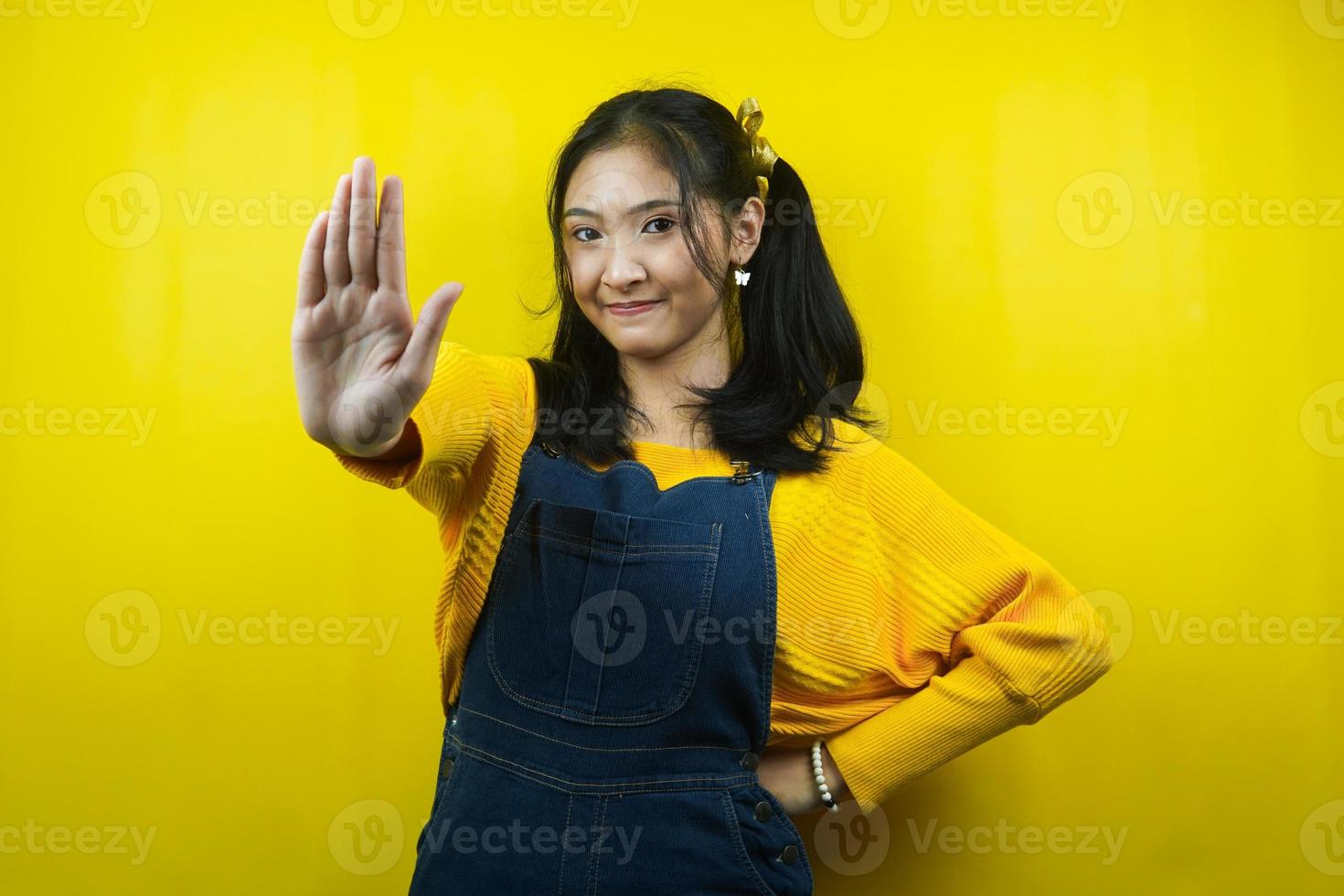 bella e carina giovane donna seria, con la mano del segnale di stop, la mano del segnale di divieto, il rifiuto, la pubblicità, isolata foto