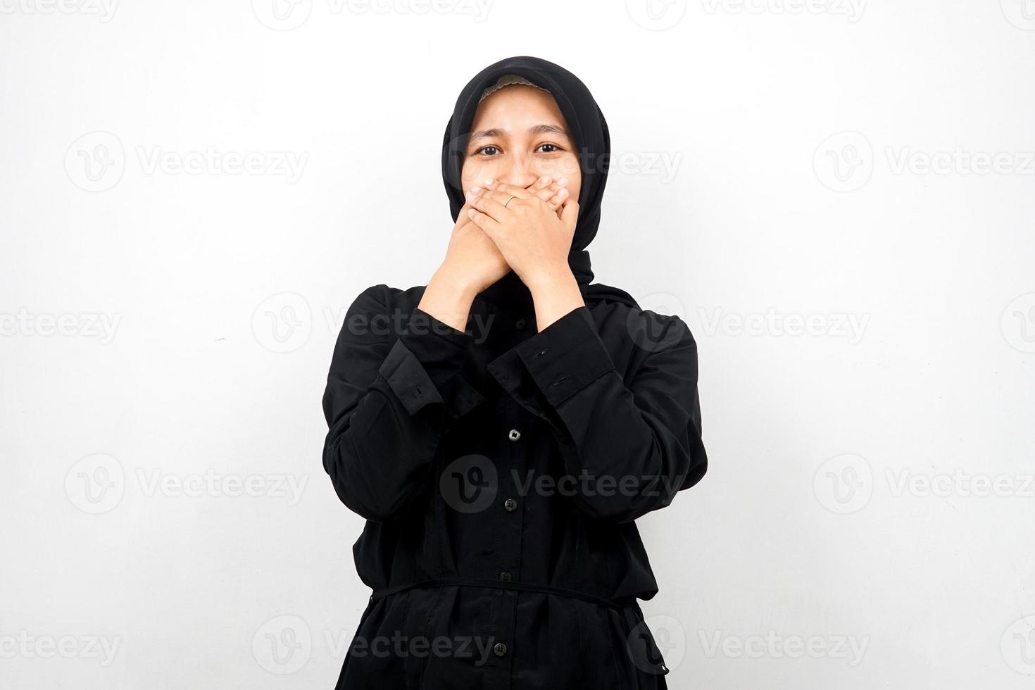 bella giovane donna musulmana asiatica scioccata, sorpresa, incredula, ricevendo informazioni scioccanti, con le mani che coprono la bocca isolata su sfondo bianco foto