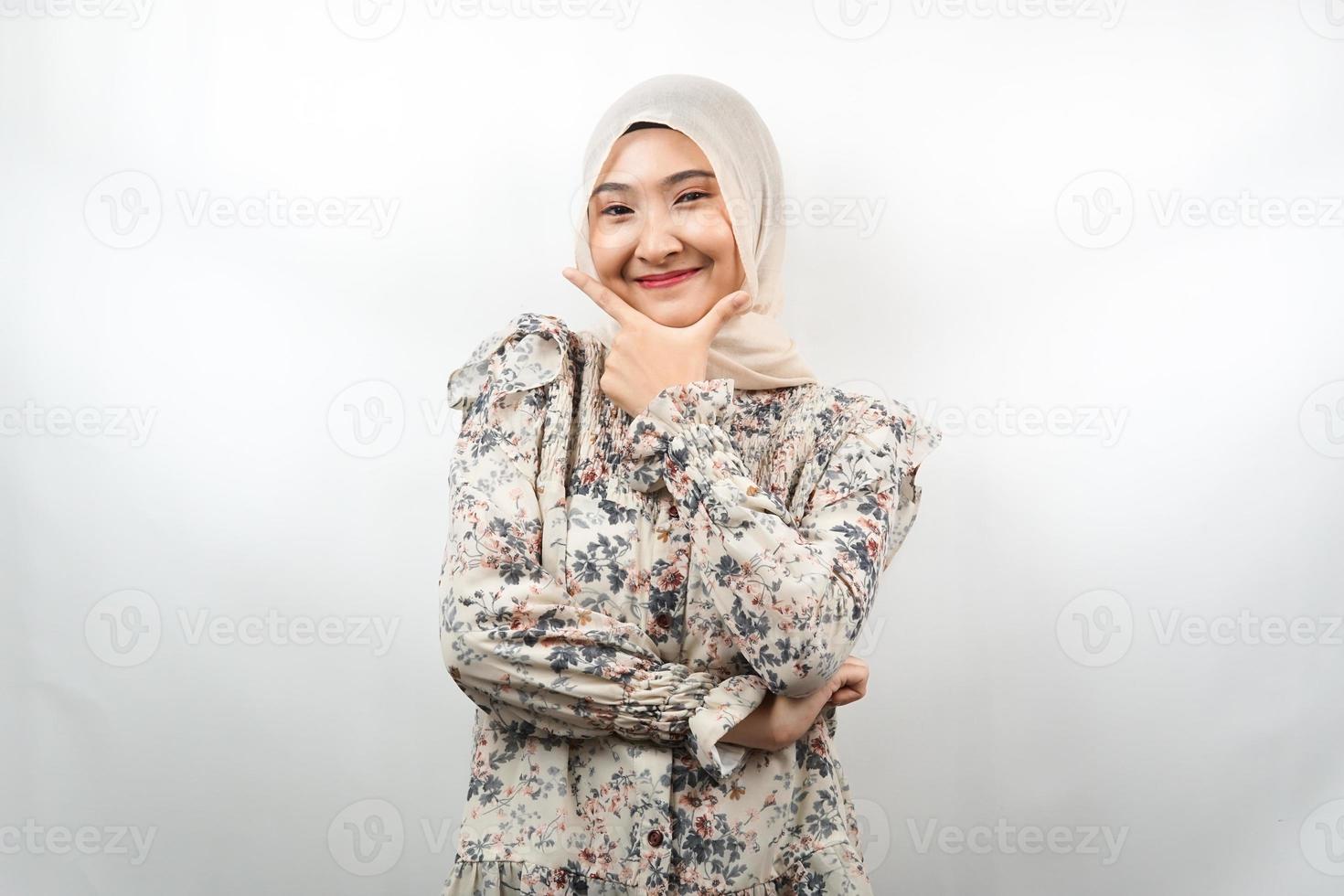 bella giovane donna musulmana asiatica sorridente sicura di sé, entusiasta e allegra con le mani v segno sul mento isolato su sfondo bianco foto