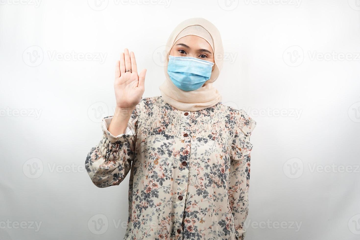 donna musulmana che indossa maschera medica con segno della mano aperta, come stai, ciao segno mano, isolato su sfondo bianco foto