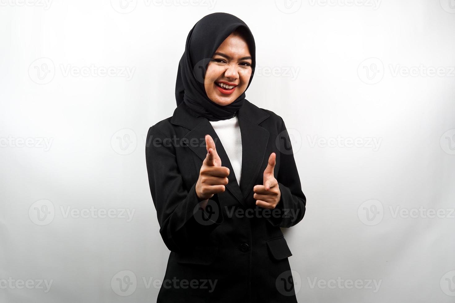 bella giovane donna d'affari musulmana asiatica sorridente sicura di sé, entusiasta e allegra con le mani che puntano alla telecamera, le mani che puntano al pubblico, di fronte alla telecamera isolata su sfondo bianco foto