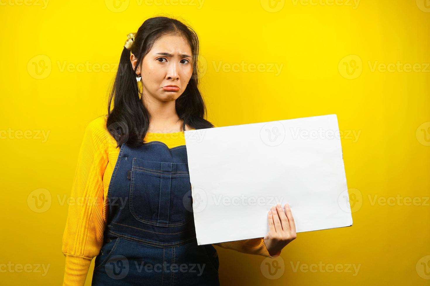 bella e carina giovane donna triste, mano che tiene striscione vuoto vuoto, cartello, lavagna bianca, cartello bianco, cartellone pubblicitario bianco, presentando qualcosa nello spazio della copia, promozione foto